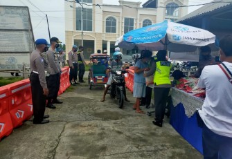 Polres SBB Bagikan Bansos Ke Pengguna Jalan