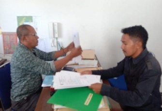 Sekretaris Negeri Luhu Amir Hatala Sedang Melakukan Aktivitas di Kantor Negeri Luhu Kecamatan Huamual Kabupaten Seram Bagian Barat 