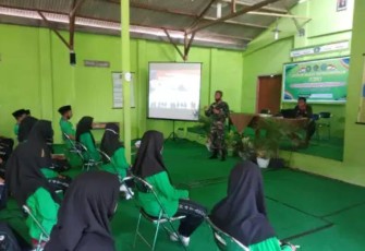 Danramil 0807/11 Bandung Beri Pelatihan Wawasan Bela Negara dan Pelatihan Disiplin Siswa MTSN 4 Tulungagung