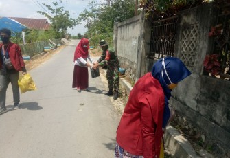  Babinsa dan Mahasiswa Peserta KKA UMK Kendari Bersihkan Sampah 