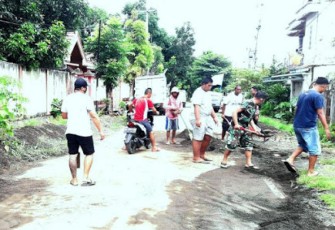 Bersama Warga Babinsa Bersihkan Tumpukan Pasir Yang Berada di Bahu Jalan