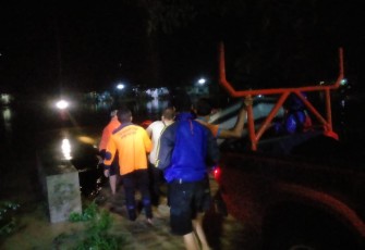 Relawan Eko Prasetyo Bantu Korban longsor Pacitan 
