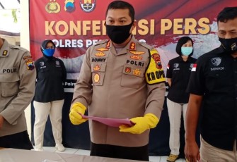 Kapolres Pemalang AKBP Ronny Tri Prasetyo Nugroho saat memberikan keterangan kepada media di Polres Pemalang. Sabtu (31/10/2020)/klikwarta.com/Peni