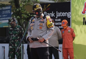 Kapolres Batang AKBP Edwin Louis Sengka saat memberikan sambutan dihadapan peserta gelar apel siaga tanggap bencana di jalan Veteran Batang, Selasa (3/11/2020).