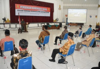 Aster Kasdam IV/Diponegoro Kolonel Inf Suhartono, S.I.P. saat membuka acara Komsos didepan para Tokoh Masyarakat, Tokoh Agama, Mahasiswa, Pelajar serta Santri dan Santriwati di Balai Diponegoro, Jl. Perintis Kemerdekaan, Watugong, Semarang. Selasa, 3/11/2020.