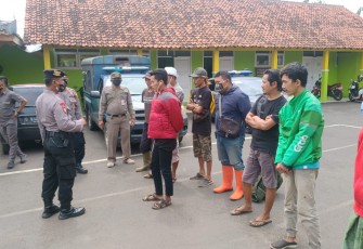 43 pelanggar protokol kesehatan langsung kita berikan teguran dan sanksi sosial oleh Satpol PP, TNI dan Polri Batang di Kecamatan Tersono, Kamis (5/11/2020). 