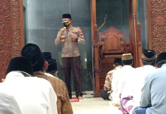 Kapolsek Gemuh AKP Abdullah Umar, SH. melaksanakan  Safari Jumat di Masjid Jami Al-huda desa Gemuh Blanten Kecamatan  Gemuh Kabupaten Kendal. Jum'at, 6/11/2020.