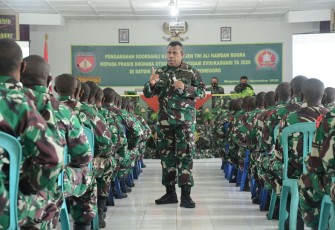 Koorsahli Kasad Letjen TNI Ali Hamdan Bogra, S.I.P. memberi pengarahan di Satdik Secaba Rindam lV/ Diponegoro Jl. Pahlawan Potrobangsan, Kota Magelang, Jum'at, 6/11/2020.