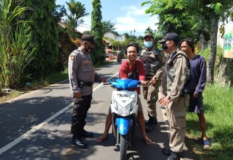 Petugas gabungan melaksanakan operasi  Yustisi  dan penindakan berada di lokasi	 Jalan Raya Pertigaan depan kantor kecamatan  Pageruyung. Kamis 4/11/2020.