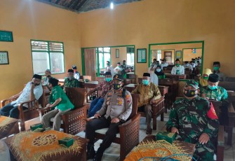 Kapolsek Gemuh AKP Abdullah Umar, SH.,Camat Gemuh M. Fatoni, SE., Danramil Kapten Kav. Jatmiko, Ketua PAC GP Ansor Gemuh ( M.Saiful Ulum), Ketua PC GP Ansor Kendal ( Misbakhul Munir) saat menghadiri Pelatihan Kepemimpinan Dasar ( PKD ) PAC GP ANSOR Kecamatan Gemuh yang bertempat di Gedung MDA NU 10 Tarbiyatush Shibyan di Kecamatan Gemuh pada hari Jum'at kemarin, 6/11/2020. 