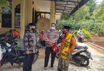 Kapolsek Pageruyung IPTU Adi Winarno, SH berkunjung ke pondok pesantren Darul Hamid di Desa Pucak Wangi Kecamatan Pageruyung Kabupaten Kendal pada hari Jum'at 6/11/2020.