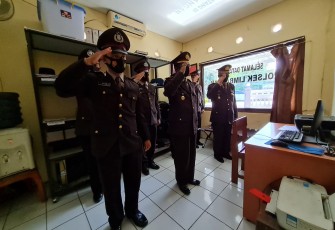 Kapolsek Limbangan AKP Asri, Wakapolsek Limbangan IPTU Budi Utomo, 6 personel Anggota Polsek Limbangan melakukan upacara memperingati Hari Pahlawan dimasa pandemi  menggunakan cara Virtual melalui YouTube. Selasa, 10/11/2020