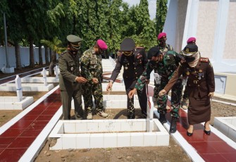 Wadan Kormar Brigjen TNI Mar Nur Alamsyah, Kapolres Batang AKBP Edwin Louis Sengka SIK, Danlanal Tegal Letkol Mar Ridwan Azis, Kasdim Batang Mayor Kav Haryono, Kepala Kejaksaan Negeri Batang Ibu Selvia Desty Rosalina MH mengadakan acara ziarah di TMP Kadilangu Batang, Rabu (10/11/20)