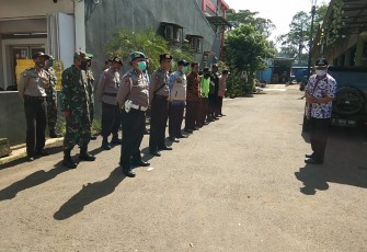 Camat Singorojo, Sucipto, S.Sos. didampingi oleh Kapolsek Singorojo Iptu Darwan .S.H. M.H beserta jajarannya, Danramil Singorojo , Kapten Slamet beserta jajarannya dan Puskesmas melakukan apel operasi yustisi di Kecamatan Singorojo Kabupaten Kendal. Kamis,12/11/2020    
