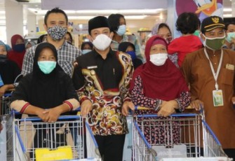 Suasana Prosesi Belanja Gratis Untuk Para Janda yang ada di Kota Bengkulu