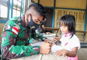 Anggota Satgas memberikan pengetahuan dan pelajaran kepada murid-murid SDN 25 Perimpah. Sabtu (14/11/2020).