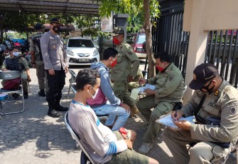 Petugas gabungan melaksanakan Operasi Yustisi di depan Mapolsek Cepiring. Senin, 16/11/2020.