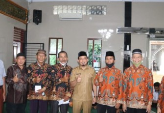 Plt Walikota Bengkulu Dedy Wahyudi menyerahkan bantuan operasional (BOp) dan seragam batik kepada tokoh masyarakat dan tokoh agama di Kelurahan Timur Indah, Kelurahan Dusun Besar, Kelurahan Lingkar Timur,