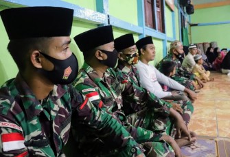 Satgas Pamtas RI-MLY Yonif 407/PK bersama masyarakat Perbatasan RI-MLY menggelar peringatan Maulid Nabi Muhammad SAW 1442 H bertempat di Masjid Nurul Huda di Desa Badau Tengah, Kec. Badau, Kab. Kapuas Hulu, Kalbar. Selasa (17/11/2020).