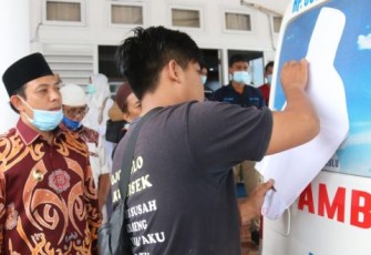 Penutupan foto Helmi di ambulans disaksikan oleh Plt Walikota Bengkulu Dedy Wahyudi, Kadis Kesehatan Susilawaty dan seluruh sopir Ambulans