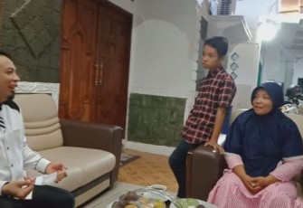 Plt Walikota Dedy Wahyudi Saat Kedatangan Tamu Desmi Janda 7 Anak Yang Datang ke Kediamannya