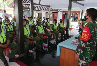 Danramil 10 /Batang Kapten Inf Bardi bertindak sebagai salah satu nara sumber  berikan sosialisasi peningkatan peran serta Linmas yang dilaksanakan di balai Desa Proyonanggan Tengah Kecamatan Batang, Kabupaten Batang, Rabu (19/11/20).