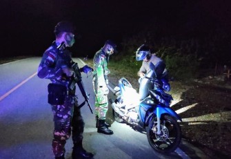 Satgas Pamtas RI-MLY Yonif 407/PK menggelar sweeping malam hari di Jalan Raya Desa Seriang, Kecamatan Badau, Kabupaten Kapuas Hulu di Pos Kotis Kecamatan Badau, Kabupaten Kapuas Hulu, Kalimantan Barat, Kamis (19/11/2020). 