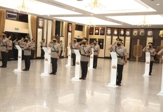Kapolri Jenderal Idham Azis resmi melantik delapan Kapolda baru Pelantikan itu dilakukan dalam prosesi serah terima jabatan (sertijab) di Rupatama Polri, Jakarta Selatan, Jumat (20/11) 