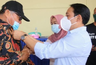 Plt Walikota Bengkulu Dedy Wahyudi saat pemberian bantuan operasional (BOp) dan seragam batik gratis kepada Ketua RT, RW, Ketua Adat dan Linmas di Kelurahan Berkas, Kecamatan Teluk Segara.
