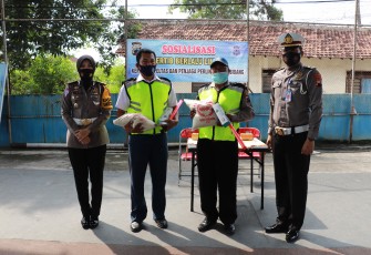 Satuan Lalu Lintas Polres Kendal mengadakan kegiatan sosialisasi dan edukasi tertib berlalu lintas di Lapangan Indoor Polres Kendal. Sabtu (21/11/2020).