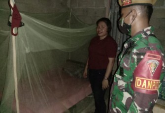 Satgas Yonarmed 3/105 Tarik dengan Puskesmas setempat. Danpos Manamas Serma Dwi Prayoga bersama beberapa personel Pos Manamas membagikan kelambu serta obat-obatan. Sabtu  (21/11/2020).