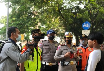 Kasat Lantas Restro Jakarta Timur, Kompol Telly Bahute SH.MM bersama Dinas Perhubungan Jakarta Timur dan Satpol PP Jakarta Timur, melaksanakan himbuan kepada masyarakat yang sedang melakukan olah raga pagi dan bersepeda, memberi himbuan untuk selalu mematuhi Protokol Kesehatan (Minggu, 22 November 2020).