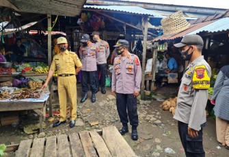 Kapolsek Limbangan AKP Asri dan Camat Limbangan Widodo, S.Sos dan petugas gabungan  melaksanakan operasi yustisi di pasar,  Limbangan. Senin, 23/11/2020.
