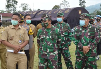 Pangdam IV/Diponegoro Mayjen TNI Bakti Agus Fadjari, S.I.P., M.Si. melakukan pemantauan perkembangan aktivitas Gunung Merapi serta meninjau kesiapan Tempat Penampungan Pengungsian Sementara (TPPS) di Desa Tlogolele dan Desa Klakah, Kecamatan Selo Kabupeten Boyolali, Senin (23/11).