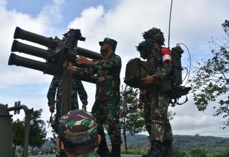 Semarang- Asisten Latihan Kasad Mayjen TNI Harianto meninjau kegiatan akhir Latihan Antar Kecabangan Batalyon Tim Pertempuran Yonif 410/Alugoro TA. 2020 di daerah latihan Bantir, Sumowono, Kab. Semarang,  Selasa (24/11).