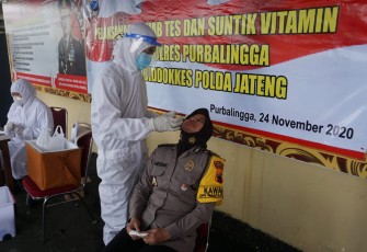 Bidang Kedokteran dan Kesehatan (Biddokkes) Polda Jateng menggelar kegiatan tes swab dan pemberian injeksi vitamin bagi personel di Polres Purbalingga, Selasa (24/11/2020).