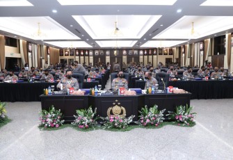 Kapolri Jenderal Idham Azis memimpin apel Kepala Satuan Wilayah (Kasatwil) seluruh Indonesia di Gedung Rupatama Mabes Polri, Jakarta Selatan, Rabu (25/11/2020).