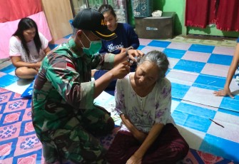 Satgas pamtas RI- Malaysia Yonif 407/PK Berikan Pelayanan Kesehatan terhadap masyarakat di Desa Badau, Kecamatan Badau, Kabupaten Kapuas Hulu, Provinsi Kalimantan Barat, Kamis (26/11/2020).