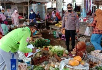 Forkompimcam Rowosari Kabupaten Kendal terus  lakukan operasi yustisi. Sasaran kali ini adalah pasar Tawang Gempolsewu Kecamatan Rowosari Kabupaten Kendal. Jum'at 27/11/2020.