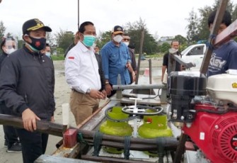Plt Walikota Bengkulu Dedy Wahyudi Saat Menyerahkan Bantuan Untuk Nelayan Berupa Mesin Konversi BBM ke BBG Untuk Kapal Penangkap Ikan