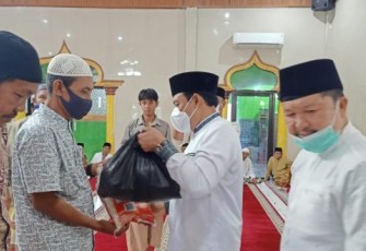 Plt Walikota Bengkulu Dedy Wahyudi Saat Menyerahkan Bantuan Sembako Kepada Guru Ngaji Rubiyah dan Penggali Kubur