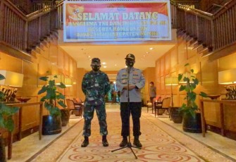 Kadiv Humas Polri dengan didampingi oleh Kapuspen TNI, Mayjen TNI Ahmad Riad, ketika memberikan pernyataan kepada wartawan di Rimba Papua Hotel (RPH), Sabtu (28/11).