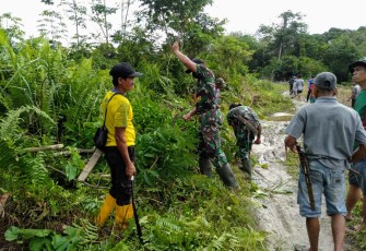 Satgas Pamtas RI-Malaysia Yonif 407/Padma Kusuma bersama Warga melaksanakan karya bakti pembersihan jalan di Desa Nanga Bayan, Kecamatan Ketungau Hulu, Kabupaten Sintang Senin (30/11/20)
