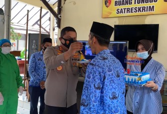Aparatur Sipil Negara (ASN) Polres Pemalang mendapatkan kejutan kue ulang tahun dari Kapolres Pemalang AKBP Ronny Tri Prastyo Nugroho usai berlangsungnya upacara peringatan hari ulang tahun (HUT) Korpri yang ke-49 tahun 2020 secara virtual di Aula Bhayangkara Polres Pemalang, Senin (30/11).
