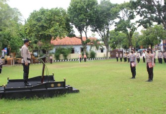Kapolres Pemalang AKBP Ronny Tri Prasetyo Nugroho memimpin upacara korp raport kenaikan pangkat pengabdian dari Aiptu menjadi Ipda terhitung mulai tanggal (TMT) 1 Desember 2020 dan memberikan penghargaan bagi anggota yang berprestasi di bidang pembinaan, Senin (30/11).