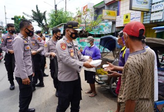 Jajaran Polres Batang Polda Jawa Tengah membagikan 500 nasi kotak kepada masyarakat di wilayah kecamatan Batang, Senin (30/11/2020).