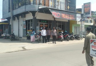 Kapolsek Rowosari AKP Zaenal Arifin SH. dan Plt. Camat Rowosari memimpin Operasi Yustisi Gabungan di depan Balai Desa Sendang Dawuhan, Rabu 11/11/2020