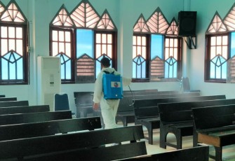 Unit KBR Gegana Brimob Bengkulu Semprotkan Disinfektan di Gereja HKBP