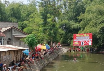 Saat Warga Sukorejo Mancing Bersama di Sungai Lahar (foto : Faisal NR / Klikwarta.com) 