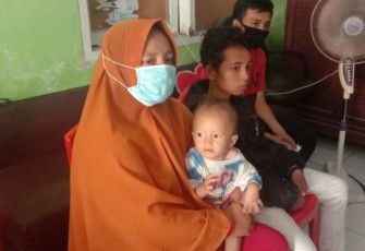 Desmi (35), janda beranak 7 Saat mendatangi Plt Walikota Bengkulu Dedy Wahyudi di kantor lurah Penurunan 